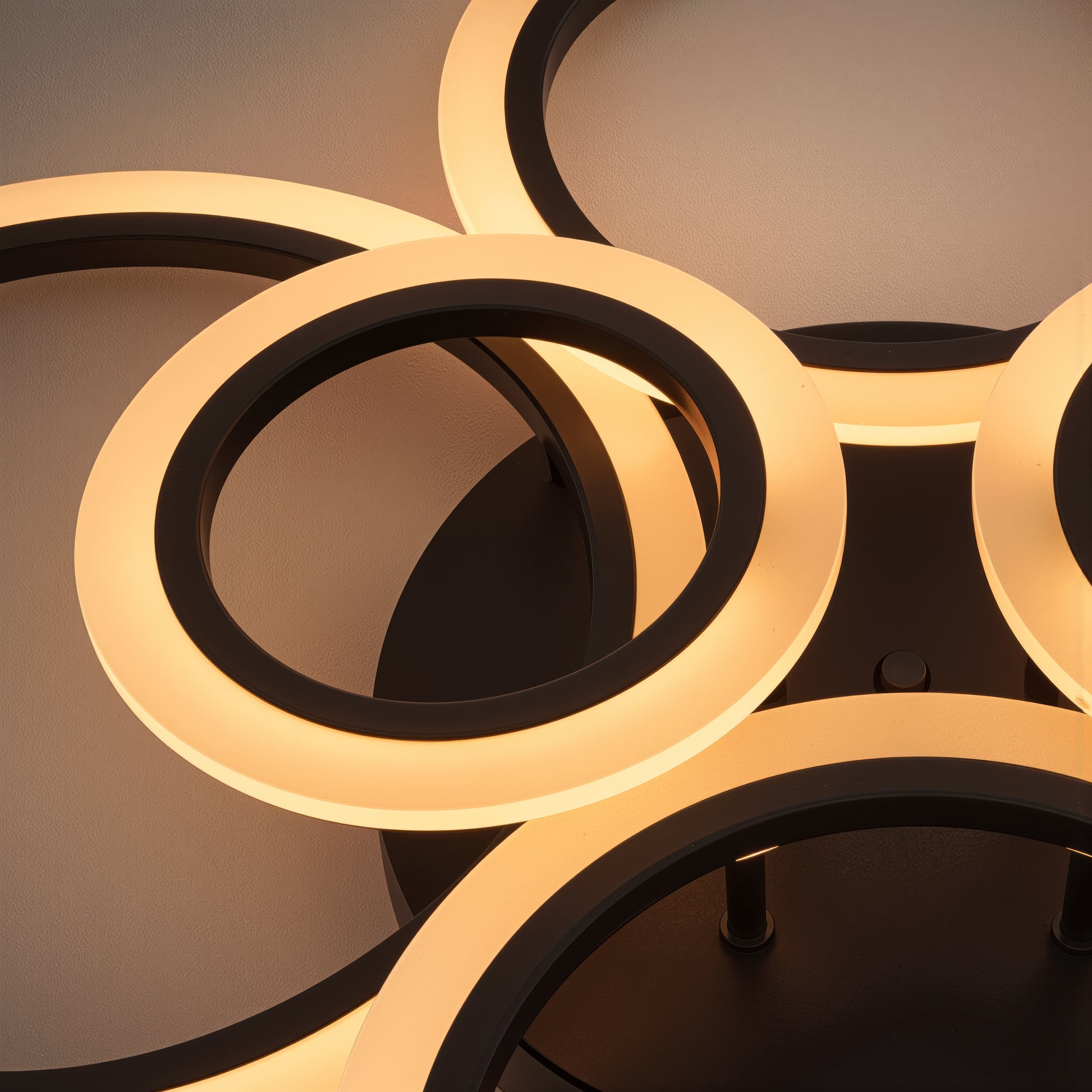 LED csillár távirányítóval BETTY 82W, 6 kör, hideg/meleg/semleges fény, szabályozható, fekete LED csillárok távirányítóval Alapértelmezett cím Alessandro Design