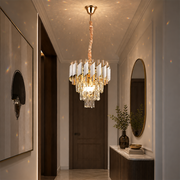 Kristály csillár VERSAILLES Petito 3xE14, átmérő 30 cm, fényes arany és fehér, állítható magasságú, fém és kristály kristálycsillárok alapértelmezett cím Alessandro Design