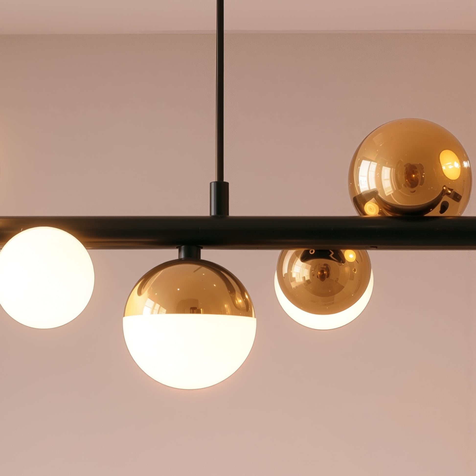 Aurion 29 W akril LED függő csillár távirányítóval, szabályozható, fekete arany, fém és akril LED csillárok távirányítóval Alapértelmezett cím Alessandro Design