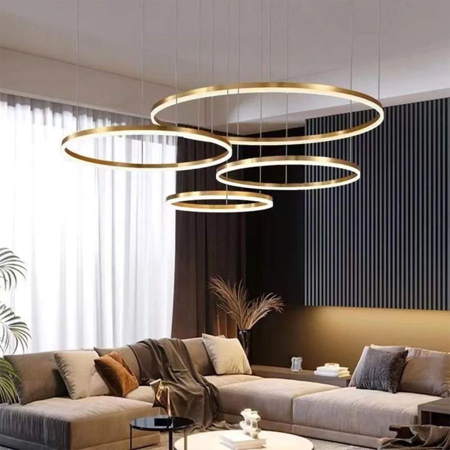 Függesztett LED-csillár távirányítóval ADELAIDA 226W, 4 kör, hideg/meleg/semleges fény, szabályozható, fényes arany, állítható magasságú modern csillárok alapértelmezett cím Alessandro Design